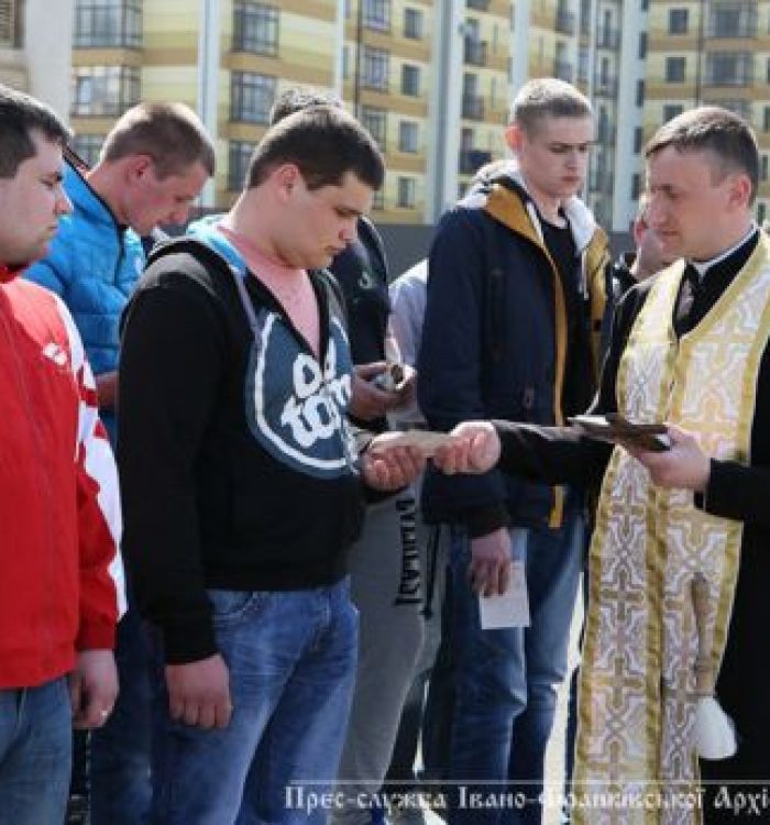 Капелани благословили прикарпатських призовників на строкову службу