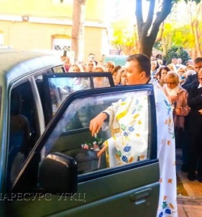 Священик УГКЦ в Іспанії освятив три автомобілі для українських військових