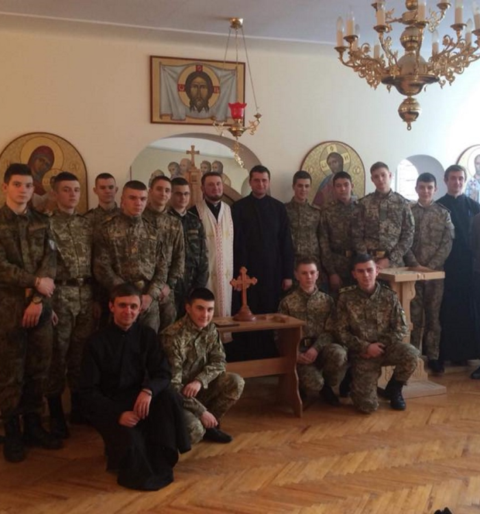 Хресну дорогу моляться ліцеїсти