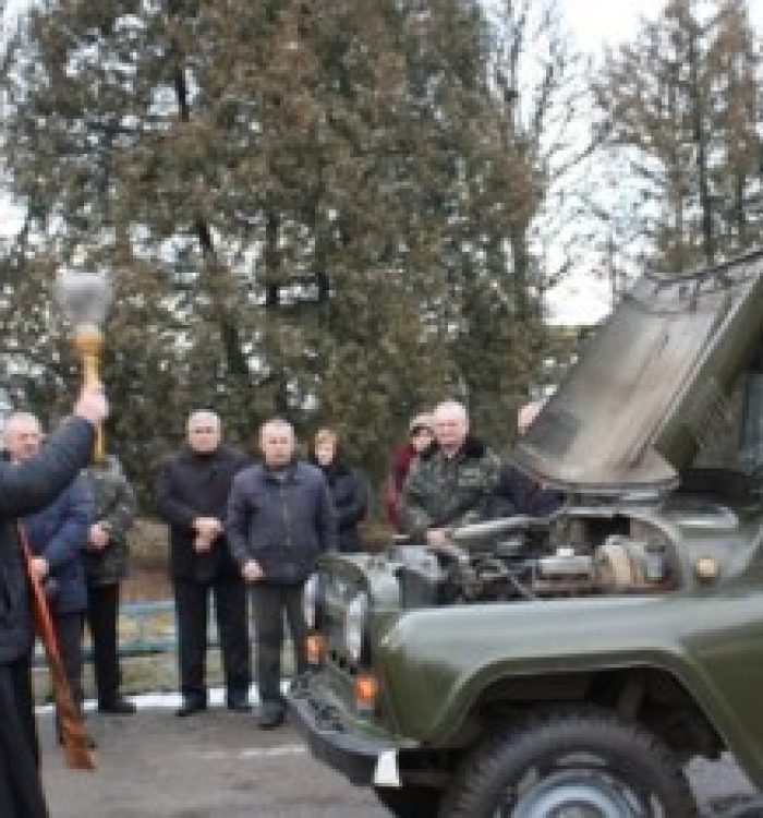 Священик УГКЦ освятив автомобіль для бійців АТО