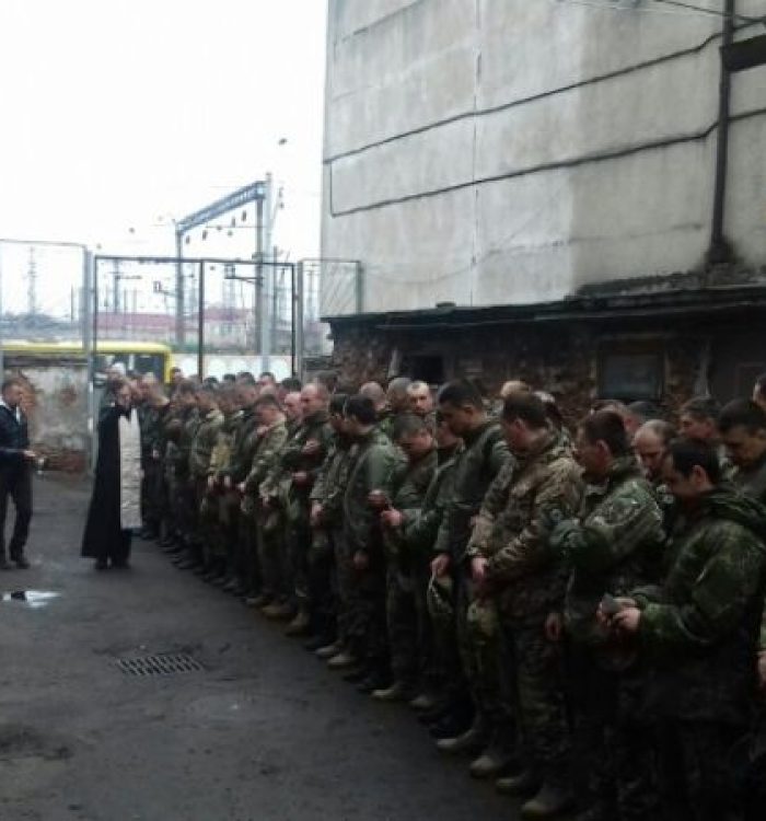 Капелан благословив бійців, які вирушили в зону АТО