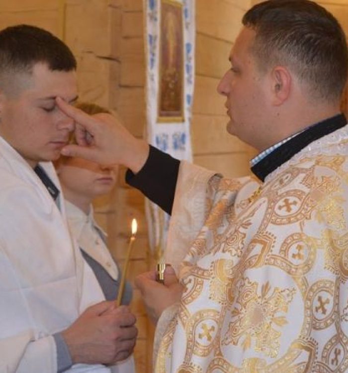 Військовий капелан уділив курсантові святі тайни хрещення і миропомазання