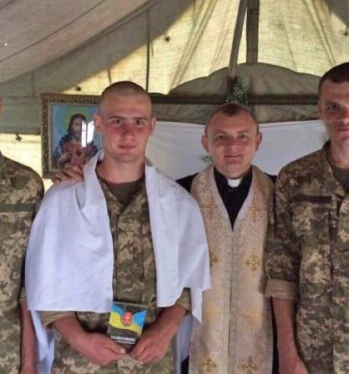 Капелани уділили Святу тайну хрещення солдатові контрактної служби