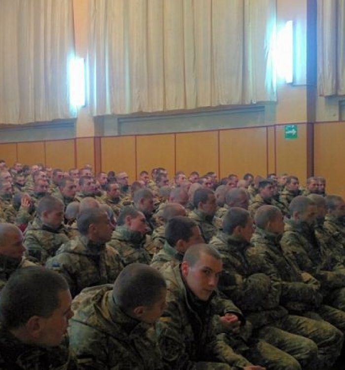 Капелани разом із молодим поповненням ЗСУ молились за мир в Україні