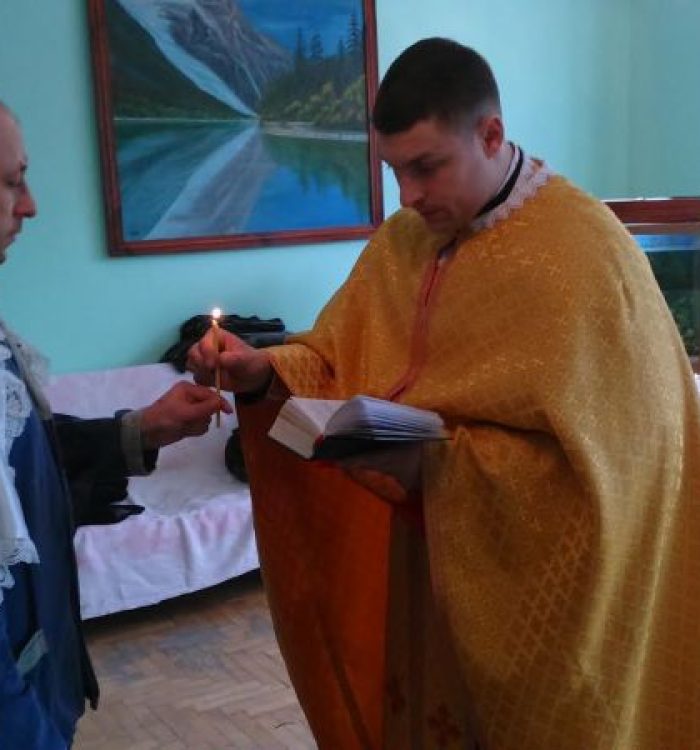 Капелан уділив Тайни Хрещення та Миропомазання воїну АТО
