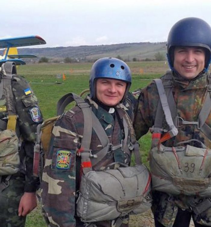 Військові капелани разом із ліцеїстами стрибнули з парашутами