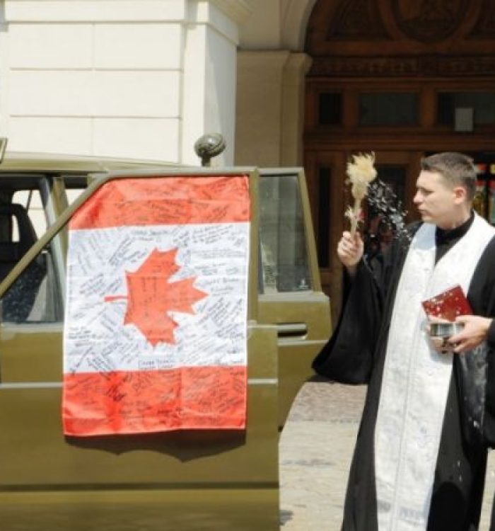 Капелани освятили позашляховик для бійців АТО, кошти на який було зібрано в Канаді