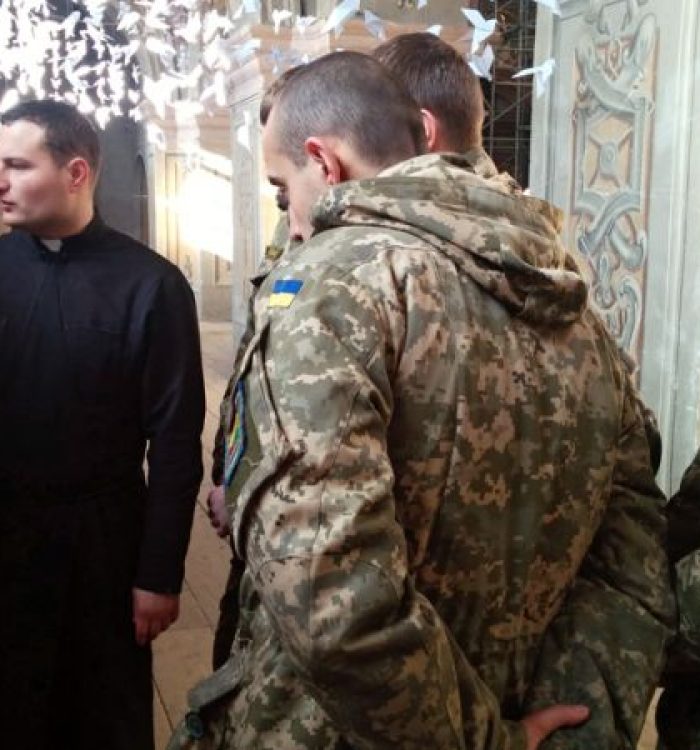 Випускники Харківського університету повітряних сил завітали до Гарнізонного храму