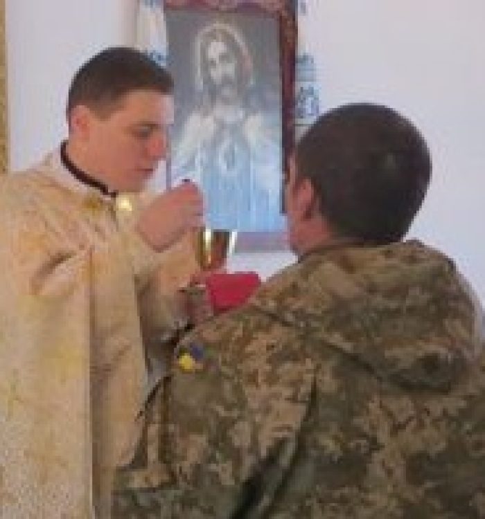 14 військовослужбовців та двоє волонтерів помолилися в храмі св. Василія Великого у Києві