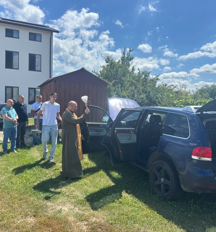 У Полтаві вірні Свято-Троїцької парафії УГКЦ передали ще один автомобіль для ЗСУ