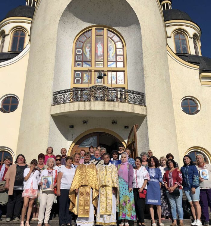 Учасники паломництва родин полеглих українських воїнів до святинь Галичини та Буковини помолилися Божественну Літургію та панахиду спільно з родинами загиблих Героїв Коломиї