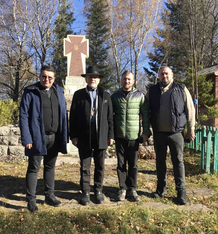 Владика Михаїл Колтун очолив панахиду за полеглих воїнів на могилі Січових Стрільців у Карпатах