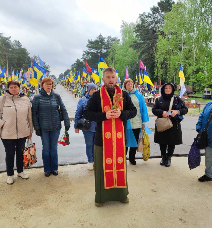 У Києві матері полеглих воїнів разом зі своїм духівником відвідали могили Героїв